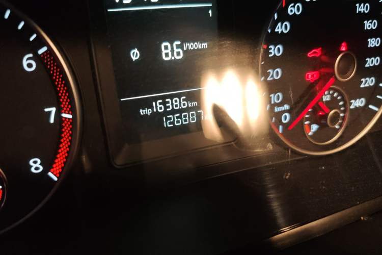 Used Volkswagen Touran 2015 1.4T DSG Comfort Edition 5 Seats Odometer Close Up