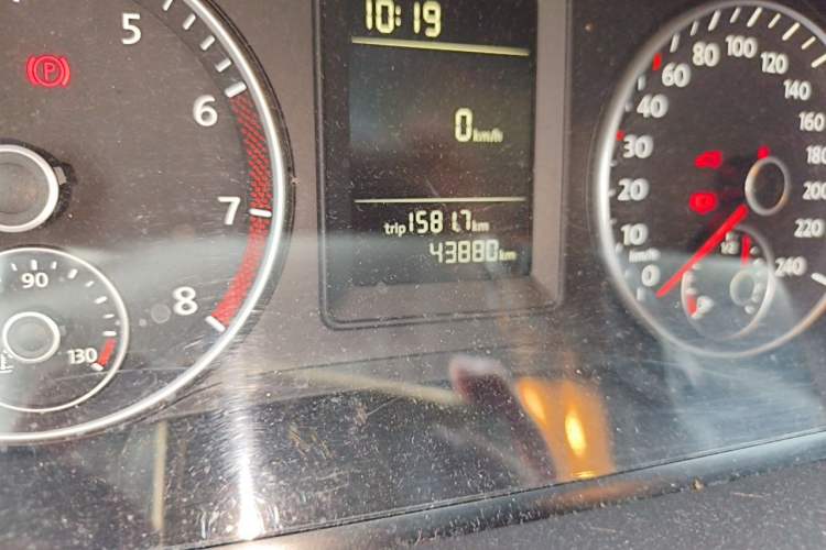 Used Volkswagen Touran 2015 1.4T Manual Comfort Edition 5-Seater Odometer Close Up