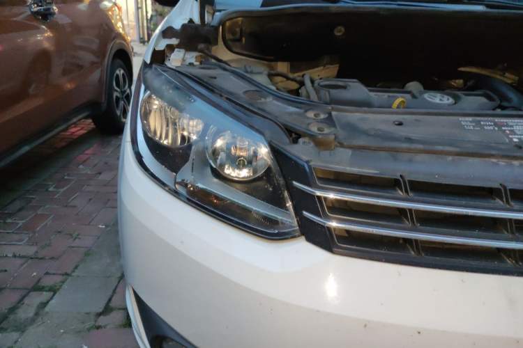 Used Volkswagen Touran 2015 1.4T Manual Fashion Edition 5-Seater Right Front Headlight