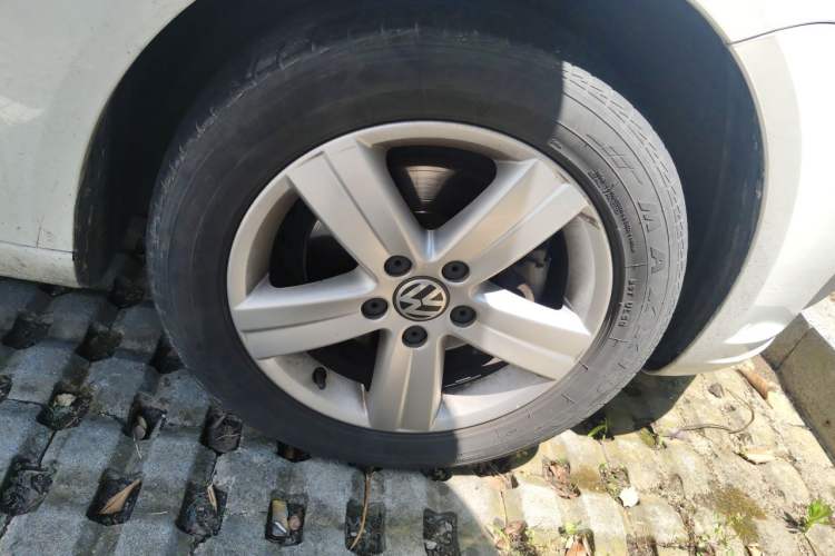 Used Volkswagen Touran 2015 1.4T DSG Comfort Edition 5 Seats Right Front Wheel Hub