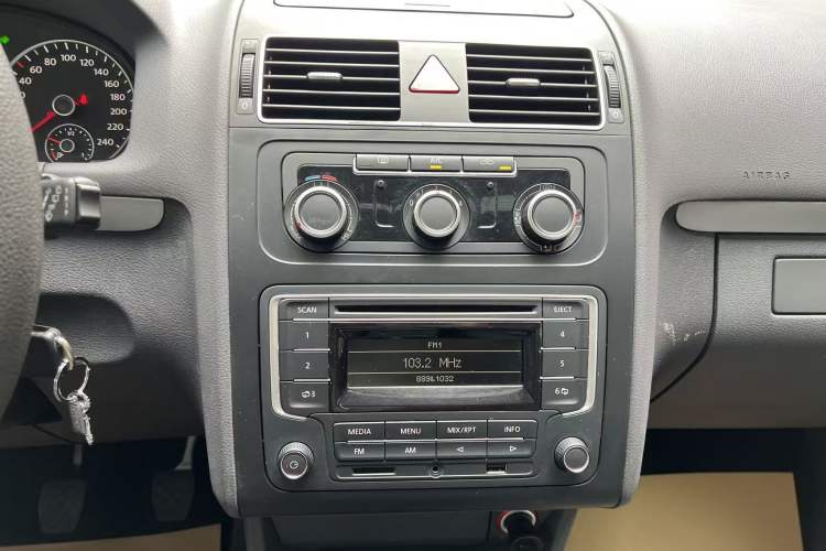 Used Volkswagen Touran 2015 1.4T Manual Comfort Edition 5-Seater Audio And AC Panel
