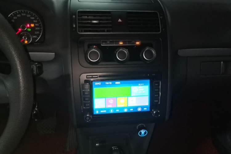 Used Volkswagen Touran 2015 1.4T DSG Comfort Edition 5 Seats Audio And AC Panel