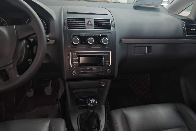 Used Volkswagen Touran 2015 1.4T Manual Comfort Edition 5-Seater Audio And AC Panel