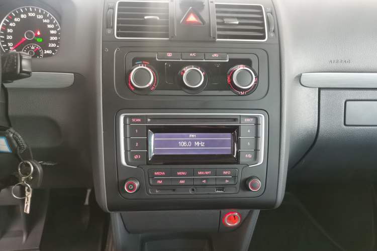 Used Volkswagen Touran 2015 1.4T DSG Comfort Edition 5 Seats Audio And AC Panel