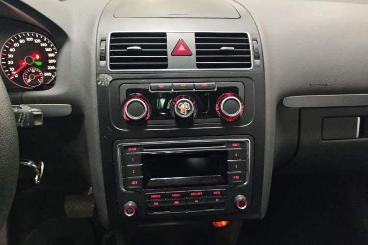Used Volkswagen Touran 2015 1.4T DSG Comfort Edition 5 Seats Audio And AC Panel