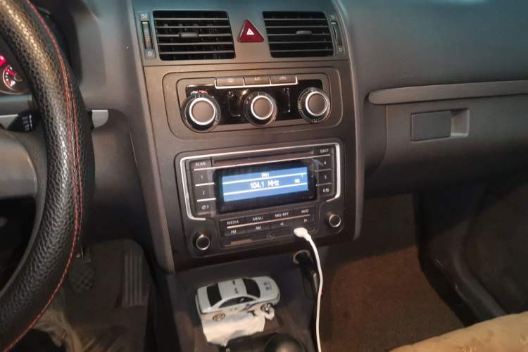 Used Volkswagen Touran 2015 1.4T Manual Fashion Edition 5-Seater Audio And AC Panel