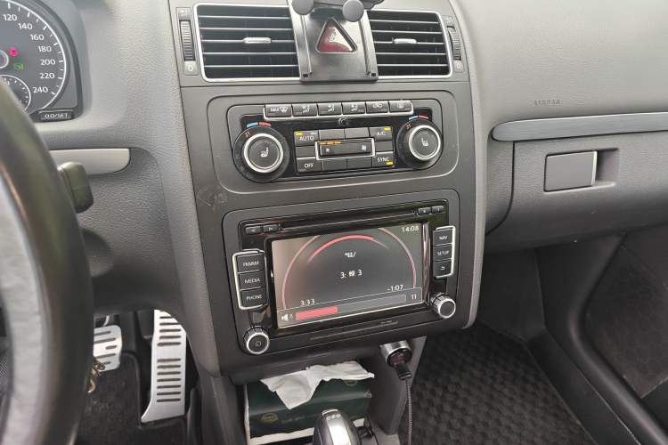 Used Volkswagen Touran 2015 1.4T DSG Flagship Edition 5-seater Audio And AC Panel
