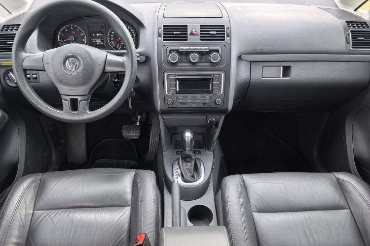 Used Volkswagen Touran 2015 1.4T DSG Comfort Edition 5 Seats Audio And AC Panel