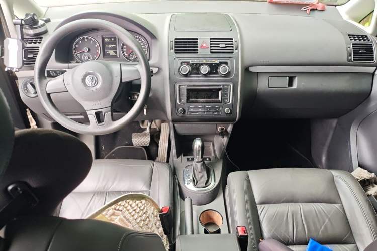 Used Volkswagen Touran 2015 1.4T DSG Comfort Edition 5 Seats Audio And AC Panel
