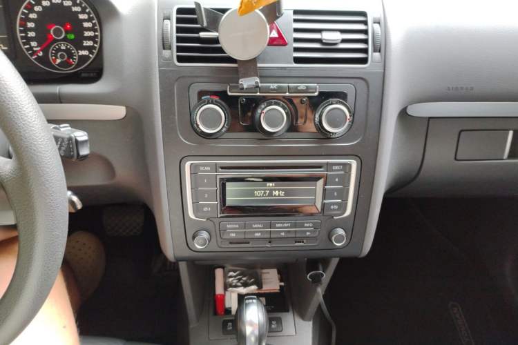 Used Volkswagen Touran 2015 1.4T DSG Comfort Edition 5 Seats Audio And AC Panel