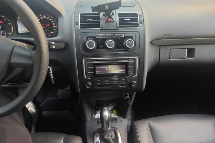 Used Volkswagen Touran 2015 1.4T DSG Comfort Edition 5 Seats Audio And AC Panel