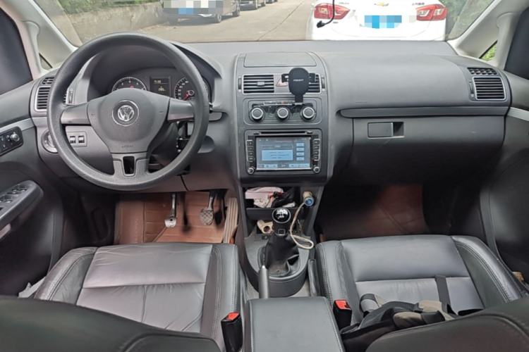 Used Volkswagen Touran 2015 1.4T Manual Comfort Edition 5-Seater Center Console