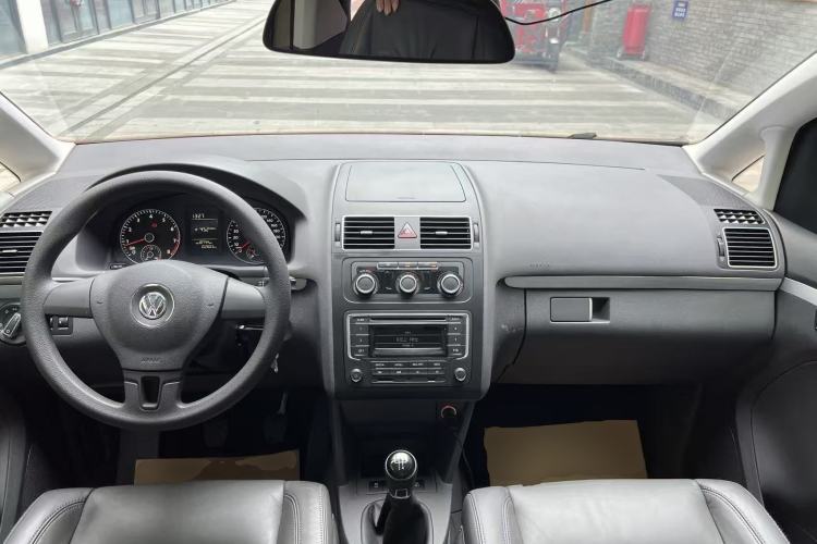 Used Volkswagen Touran 2015 1.4T Manual Comfort Edition 5-Seater Center Console