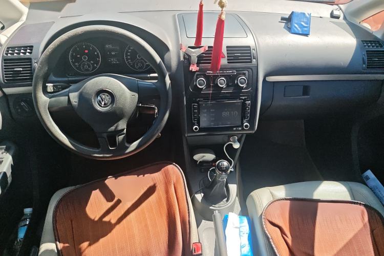 Used Volkswagen Touran 2015 1.4T Manual Fashion Edition 5-Seater Center Console