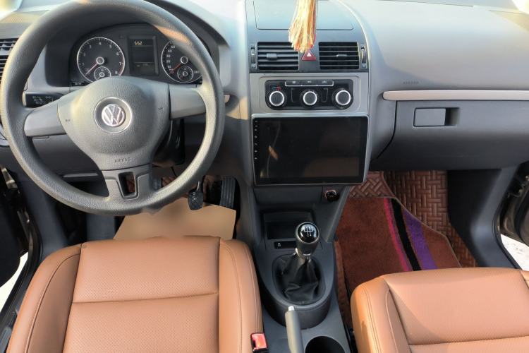 Used Volkswagen Touran 2015 1.4T Manual Fashion Edition 5-Seater Center Console