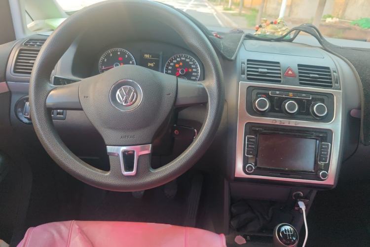 Used Volkswagen Touran 2015 1.4T Manual Fashion Edition 5-Seater Center Console