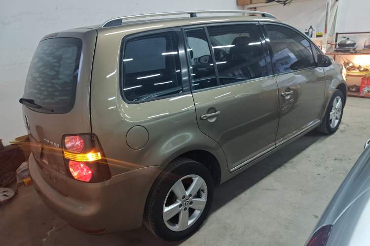 Used Volkswagen Touran 2015 1.4T Manual Comfort Edition 5-Seater Exterior 5