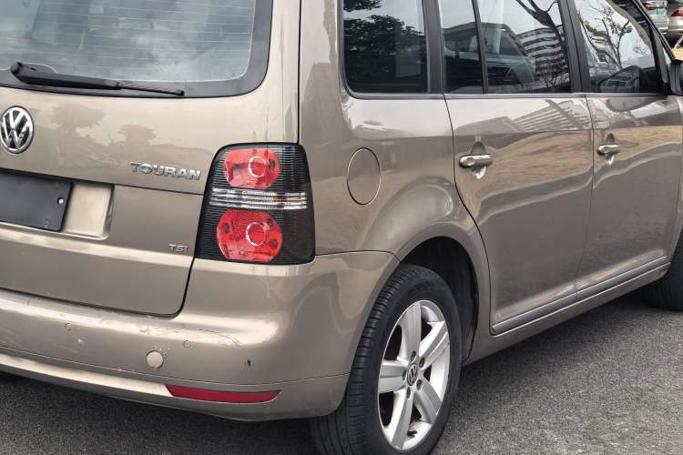 Used Volkswagen Touran 2015 1.4T DSG Comfort Edition 5 Seats Exterior 8