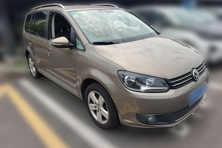 Used Volkswagen Touran 2015 1.4T DSG Comfort Edition 5 Seats Front Right 45 Deg