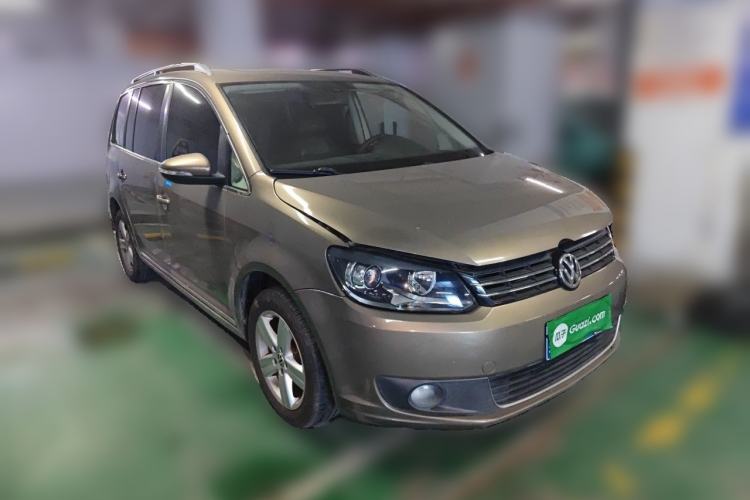 Used Volkswagen Touran 2015 1.4T DSG Comfort Edition 5 Seats Front Right 45 Deg