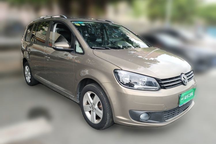 Used Volkswagen Touran 2015 1.4T DSG Comfort Edition 5 Seats Front Right 45 Deg