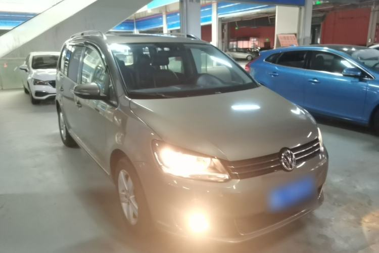 Used Volkswagen Touran 2015 1.4T DSG Comfort Edition 5 Seats Front Right 45 Deg