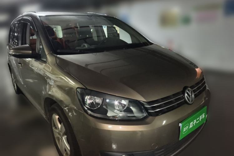 Used Volkswagen Touran 2015 1.4T DSG Comfort Edition 5 Seats Front Right 45 Deg