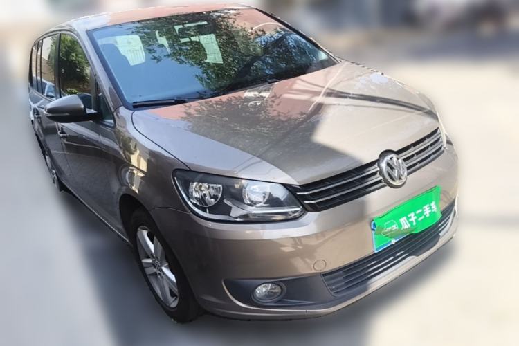 Used Volkswagen Touran 2015 1.4T Manual Fashion Edition 5-Seater Front Right 45 Deg