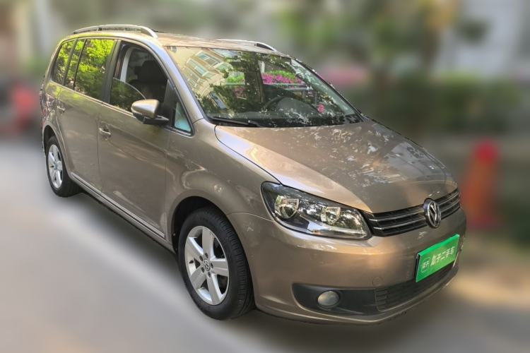 Used Volkswagen Touran 2015 1.4T DSG Comfort Edition 5 Seats Front Right 45 Deg