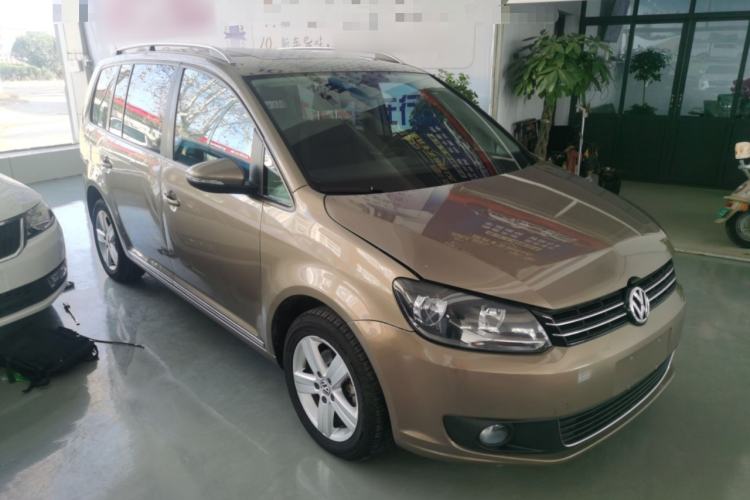 Used Volkswagen Touran 2015 1.4T DSG Comfort Edition 5 Seats Front Right 45 Deg