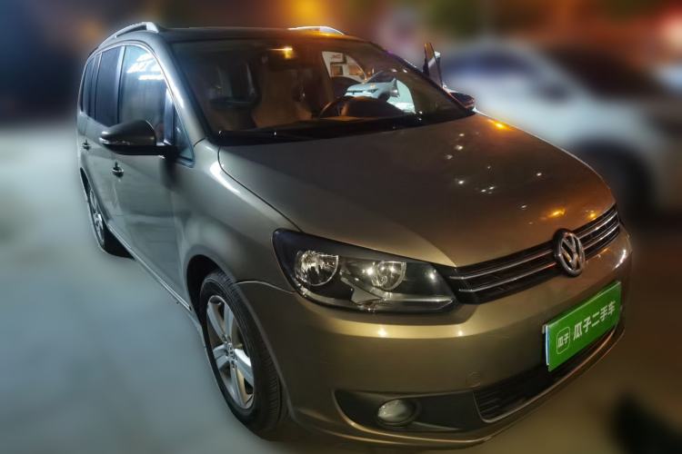 Used Volkswagen Touran 2015 1.4T DSG Comfort Edition 5 Seats Front Right 45 Deg