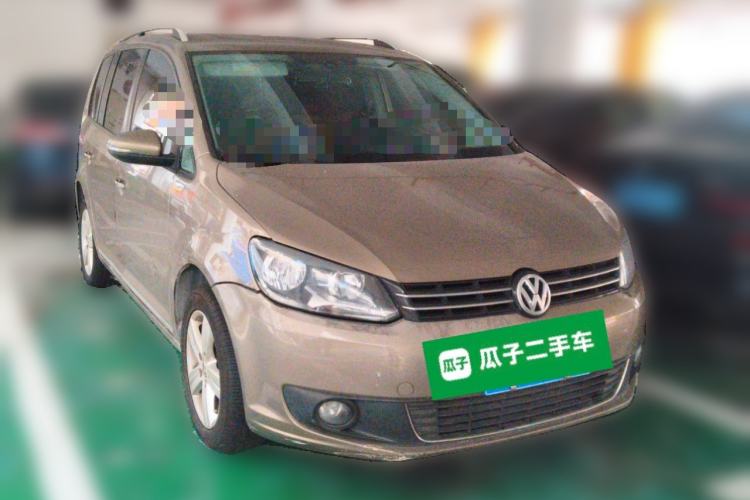 Used Volkswagen Touran 2015 1.4T DSG Comfort Edition 5 Seats Front Right 45 Deg