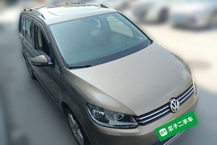 Used Volkswagen Touran 2015 1.4T DSG Comfort Edition 5 Seats Front Right 45 Deg