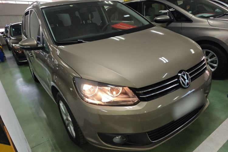 Used Volkswagen Touran 2015 1.4T DSG Comfort Edition 5 Seats Front Right 45 Deg