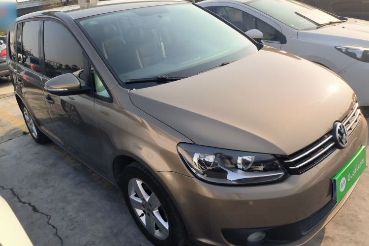 Used Volkswagen Touran 2015 1.4T Manual Fashion Edition 5-Seater Front Right 45 Deg
