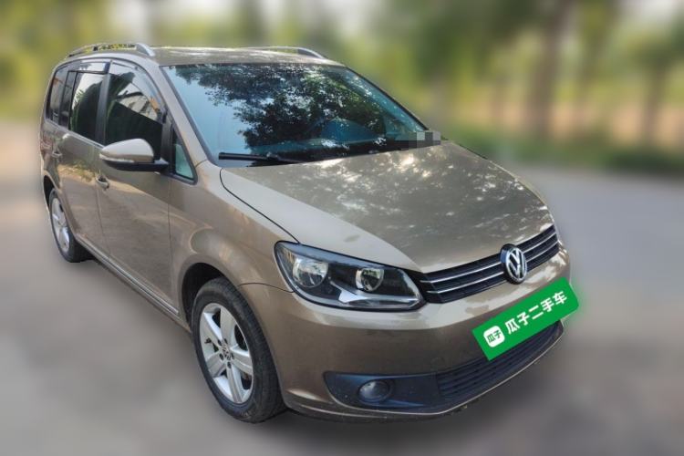 Used Volkswagen Touran 2015 1.4T DSG Comfort Edition 5 Seats Front Right 45 Deg