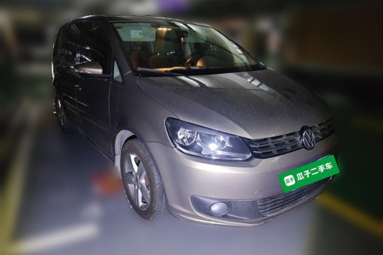 Used Volkswagen Touran 2015 1.4T Manual Fashion Edition 5-Seater Front Right 45 Deg
