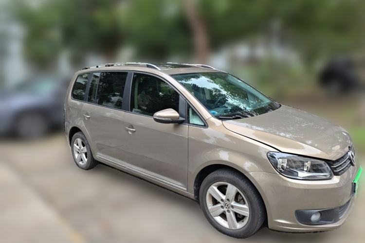 Used Volkswagen Touran 2015 1.4T DSG Comfort Edition 5 Seats Front Right 45 Deg
