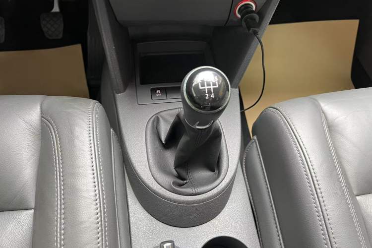 Used Volkswagen Touran 2015 1.4T Manual Comfort Edition 5-Seater Gear Lever