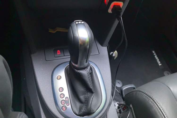 Used Volkswagen Touran 2015 1.4T DSG Comfort Edition 5 Seats Gear Lever