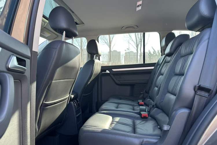 Used Volkswagen Touran 2015 1.4T DSG Comfort Edition 5 Seats Interior 1