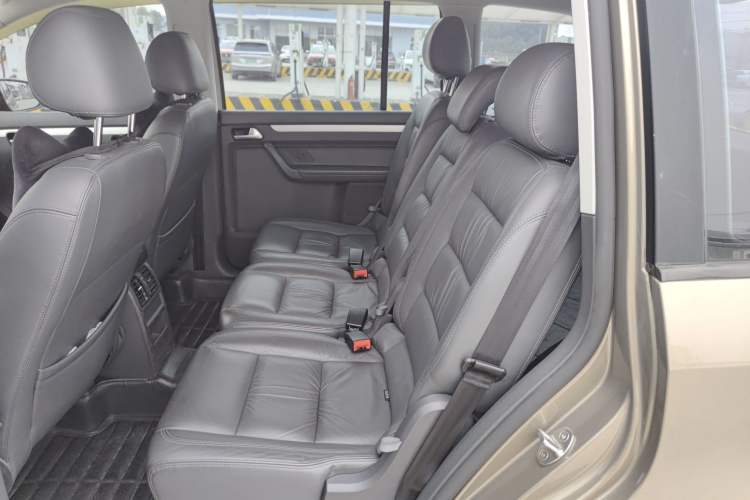 Used Volkswagen Touran 2015 1.4T DSG Comfort Edition 5 Seats Interior 1