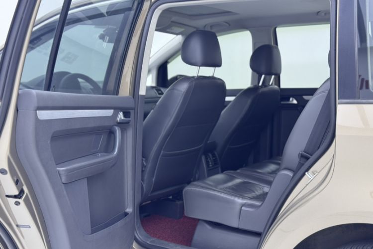 Used Volkswagen Touran 2015 1.4T DSG Comfort Edition 5 Seats Interior 1