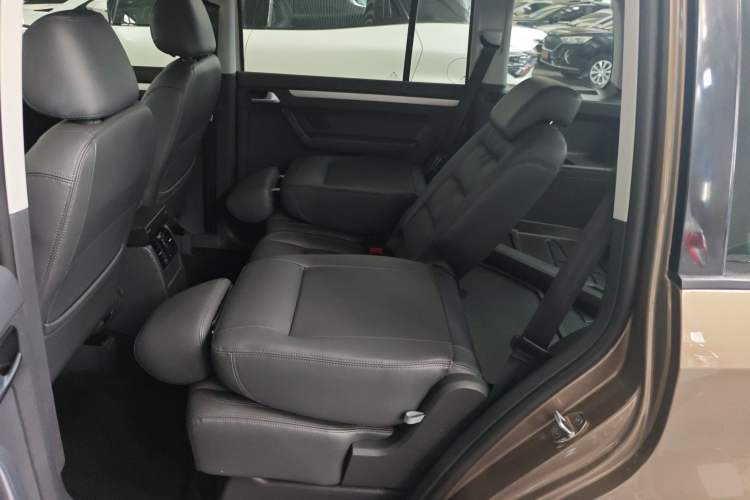 Used Volkswagen Touran 2015 1.4T DSG Comfort Edition 5 Seats Interior 1