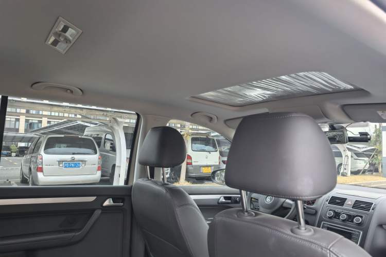 Used Volkswagen Touran 2015 1.4T DSG Comfort Edition 5 Seats Interior 10