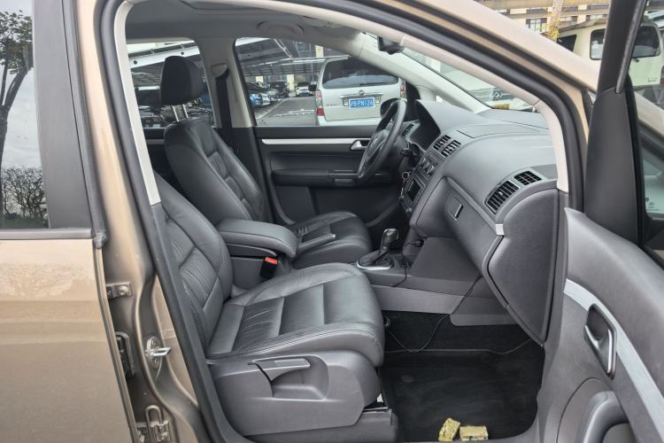 Used Volkswagen Touran 2015 1.4T DSG Comfort Edition 5 Seats Interior 12