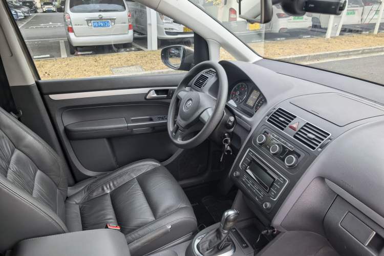 Used Volkswagen Touran 2015 1.4T DSG Comfort Edition 5 Seats Interior 14