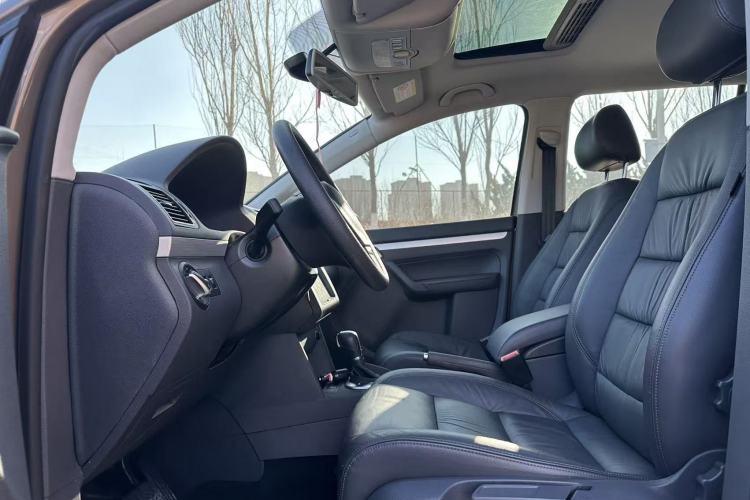Used Volkswagen Touran 2015 1.4T DSG Comfort Edition 5 Seats Interior 2
