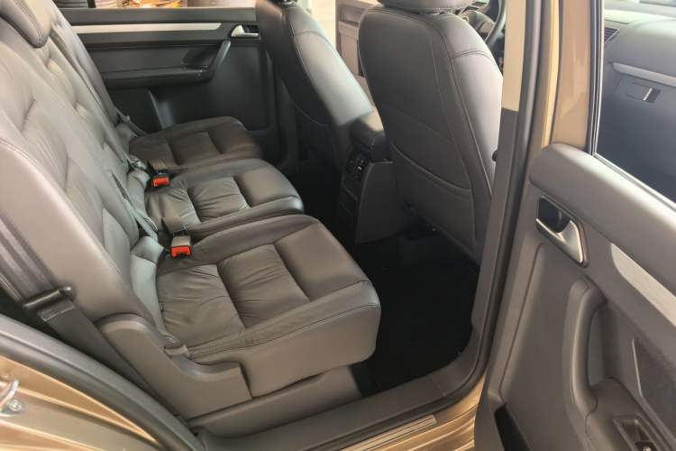 Used Volkswagen Touran 2015 1.4T DSG Comfort Edition 5 Seats Interior 2