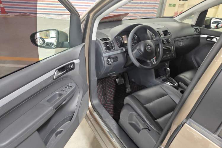 Used Volkswagen Touran 2015 1.4T DSG Comfort Edition 5 Seats Interior 2